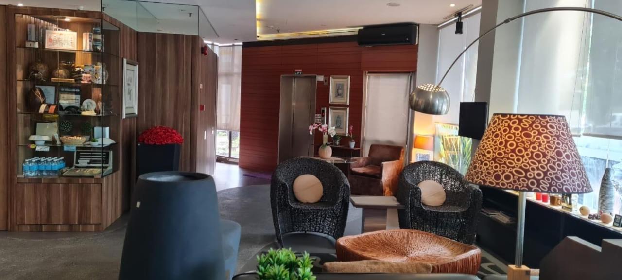 Extreme Boutique Hotel Keluang Eksteriør bilde